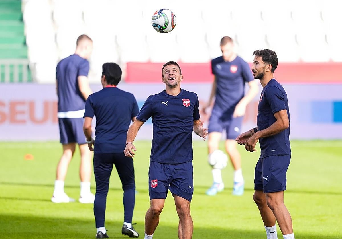 Maksimovic, en un entrenamiento con la selección de Serbia.