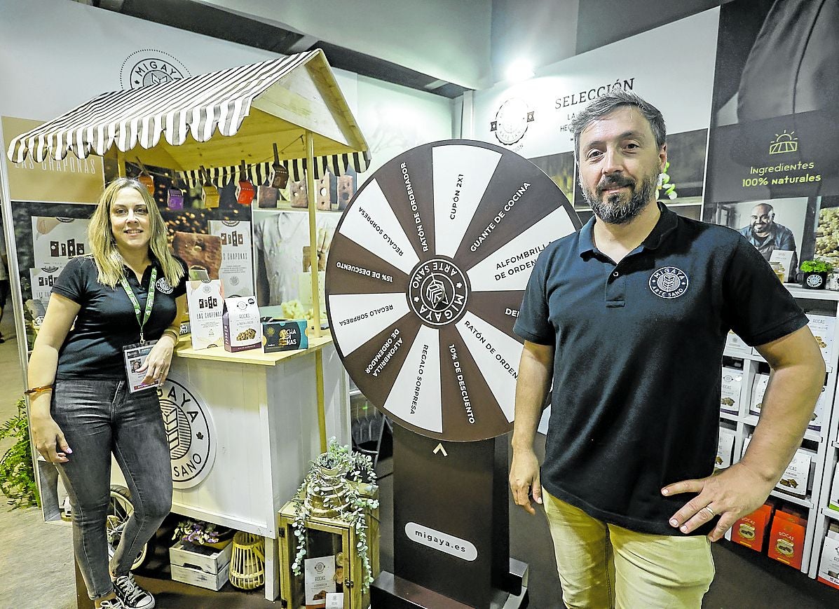 Laura y Rubén García giran la ruleta de regalo de Migaya