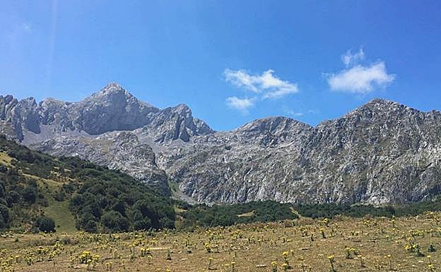 Las Ubiñas son un territorio de enorme belleza y en esta ruta a Peña Rueda se pone de manifiesto.