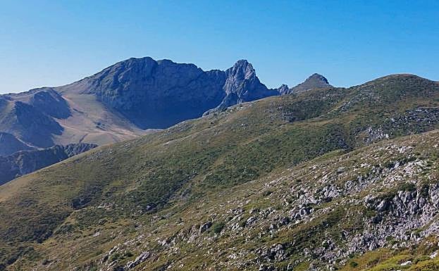 A partir de Vallina la Grande la sensación ya es de alta montaña, de cumbre, de otro paisaje...