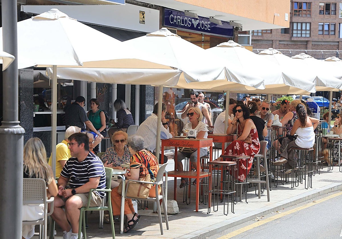 Las terrazas de los bares llenas de personas en Avilés.