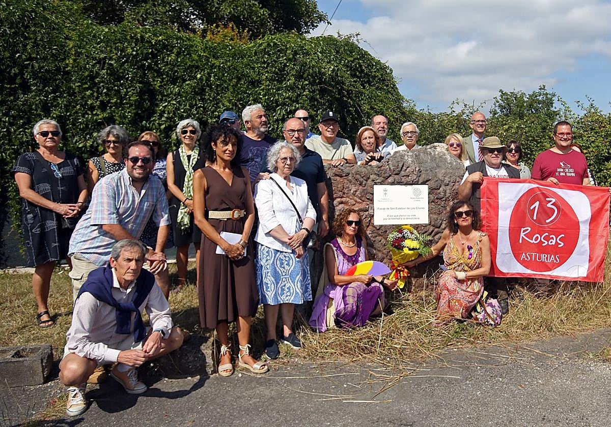 Los integrantes de la Asociación Trece Rosas ante el monolito de San Esteban de las Cruces.