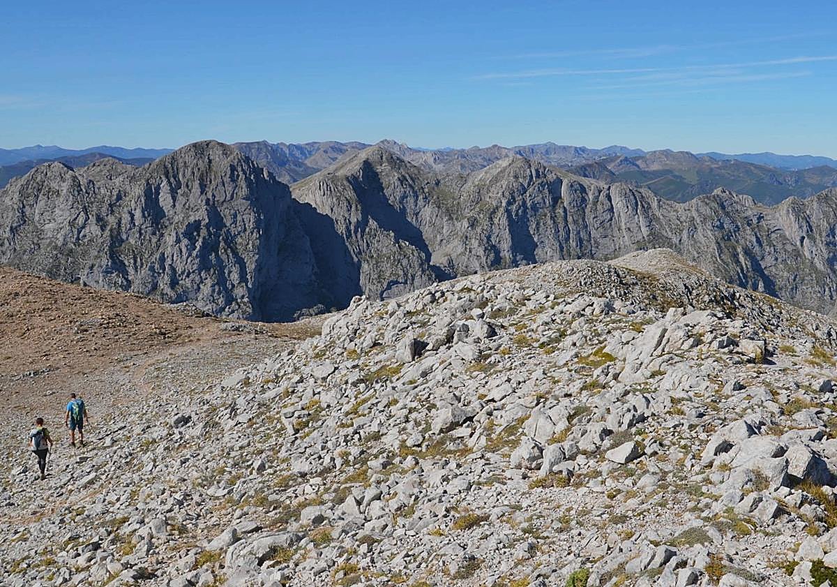 Imagen principal - El cambio radical entre paisajes y la fuerza de las montañas que se atisban desde su cima hacen de Peña Rueda una ruta excepcional. 