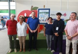 Vicente Álvarez, Lumi Fernández, Alejandro Vega, Ana María González, Eloy Sevares y José Antonio Fernández, durante la presentación de las fiestas del Portal, de Villaviciosa, en el estand de la Fidma.