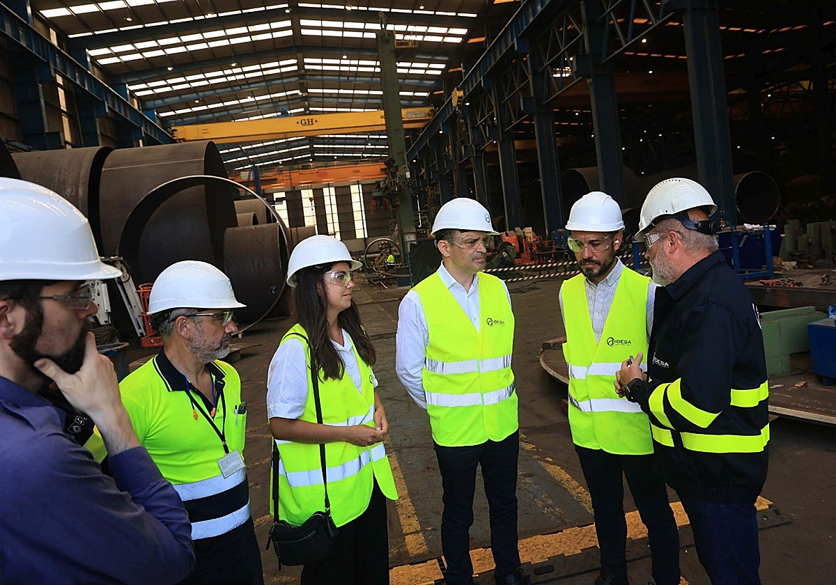 El viceconsejero de Industria, Juan Carlos Campo, en el centro de la imagen, estuvo en Avilés visitando empresas locales.