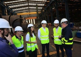 El viceconsejero de Industria, Juan Carlos Campo, en el centro de la imagen, estuvo en Avilés visitando empresas locales.