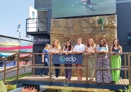 Las participantes en el coloquio, en el exterior del pabellón de EdP.