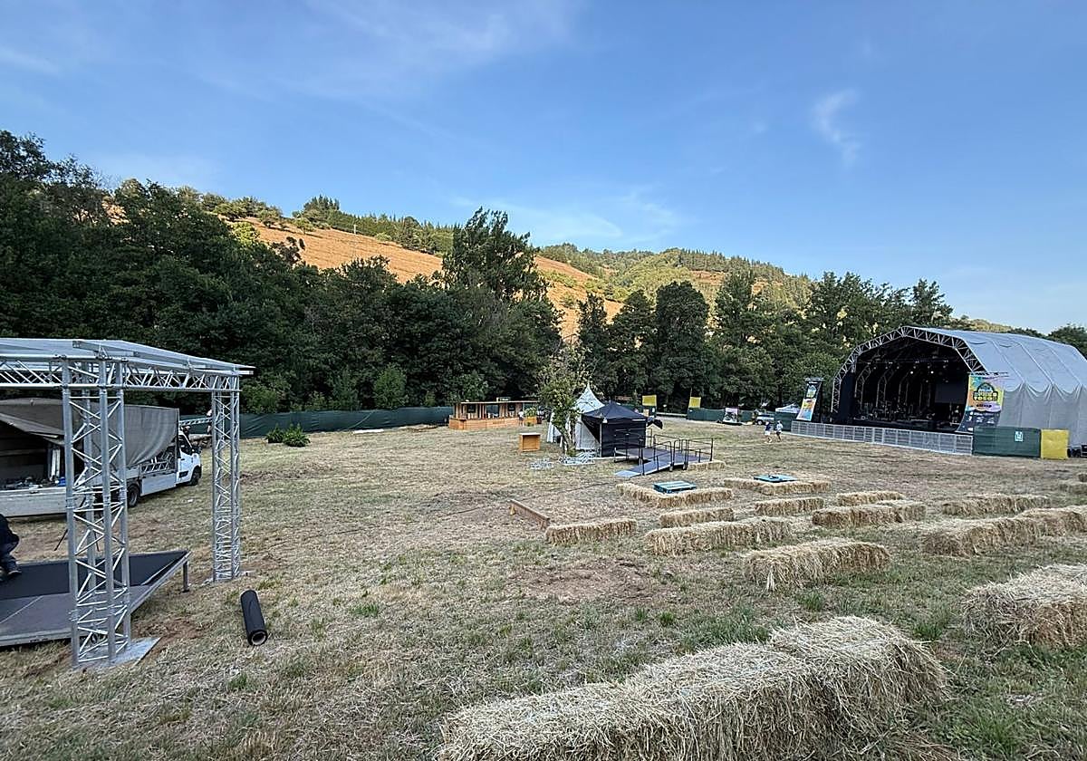Todo listo. El prau de Las Barzaniellas estaba ayer ya a punto para el inicio del festival.