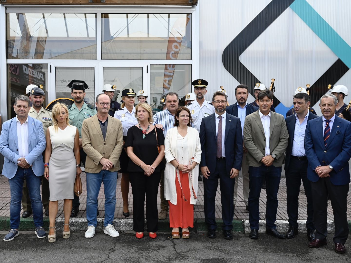 Día de Hunosa. Autoridades civiles, militares y políticas junto con representantes sindicales y empresariales