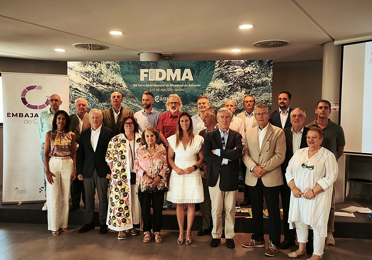 Ángela Pumariega, junto a los Embajadores de Gijón que participaron en este encuentro.