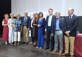 Ladis García y Ana María Prado (Teléfono de la Esperanza, Premio Campanil); Milagros Madiedo (secretaria de la Asociación de Antiguos Alumnos y Amigos del Real Instituto de Jovellanos); Mario Díaz, Antiguo Alumno Distinguido, junto a su glosador, Alfonso Villa Vigil; Idoya Díaz, directora del IES Jovellanos; la edil Montserrat López; Pablo Alvargonzález, Alumno Distinguido Joven; Hilario Mañanes, presidente de la Asociación de Antiguos Alumnos, y Ramón Alvargonzález, que glosó a su sobrino.