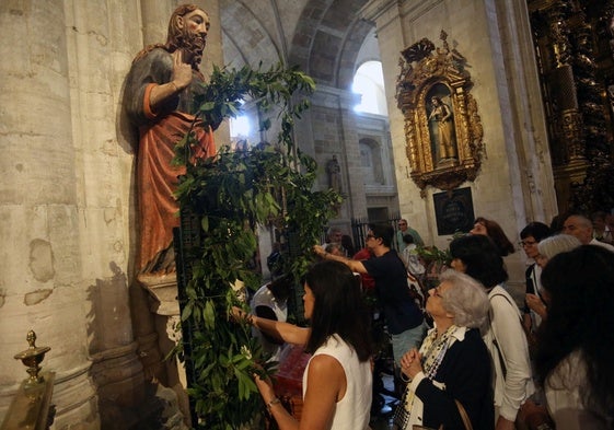 La recién restaurada imagen de El Salvador, con los ramos de laurel por la festividad.