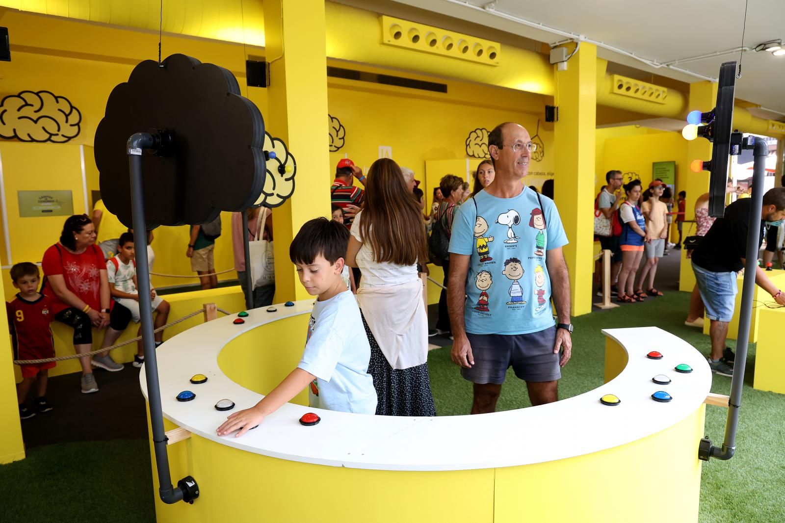 Un niño repite la serie de colores que le han indicado.