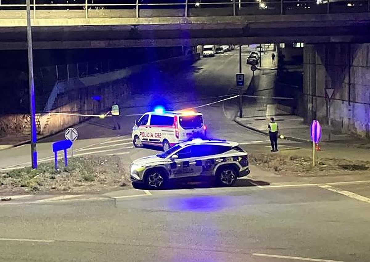 Imagen secundaria 1 - Cortado el acceso por el puente de Eduardo Castro, en Gijón, tras la caída de cableado ferroviario