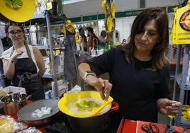 La tapa de silicona con forma de flor que evita que el agua se desparrame cuando empiece a hervir.