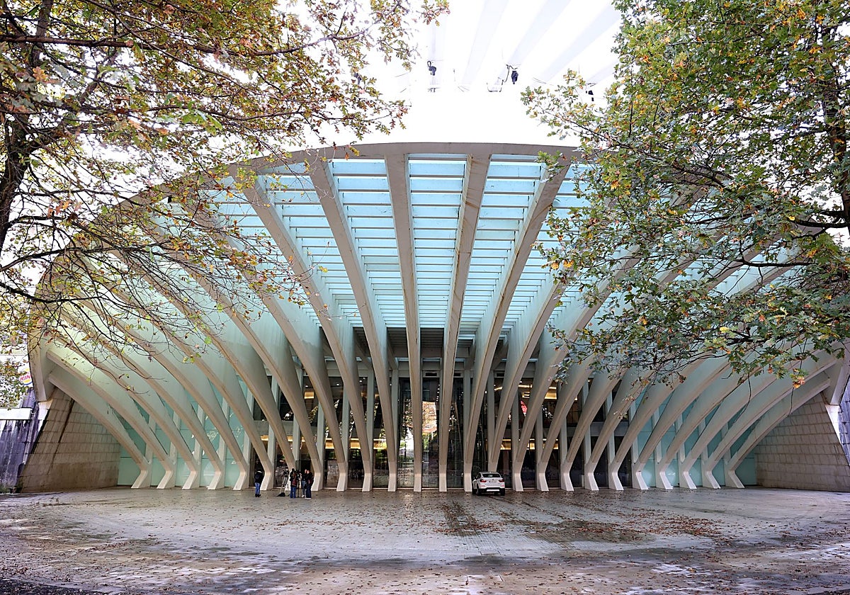 El acceso al cerrado centro comercial del Calatrava de Oviedo.