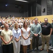 Carolina Gancedo, Rodrigo Sánchez, Lara Martínez, Ángela Pumariega, Jorge González-Palacios, José Luis García, Nacho Montserrat y Moisés Villanueva, en la presentación del documental 'Las gaitas conquistan Nueva York', este miércoles, en la Escuela de Comercio.