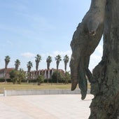 Detalle de la escultura del Monumento a la madre del emigrante, en El Rinconín, con el dedo pulgar mutilado.