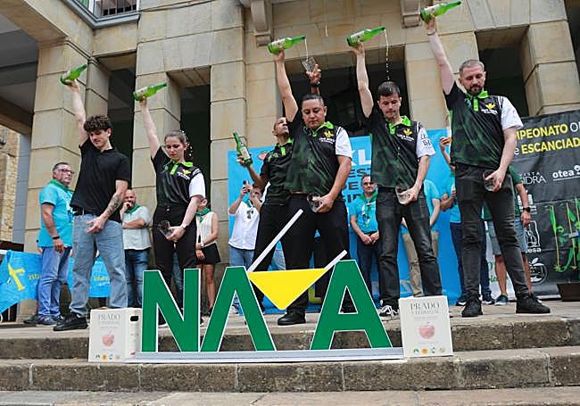 Escanciadores que compitieron en el último Festival de la Sidra de Nava.
