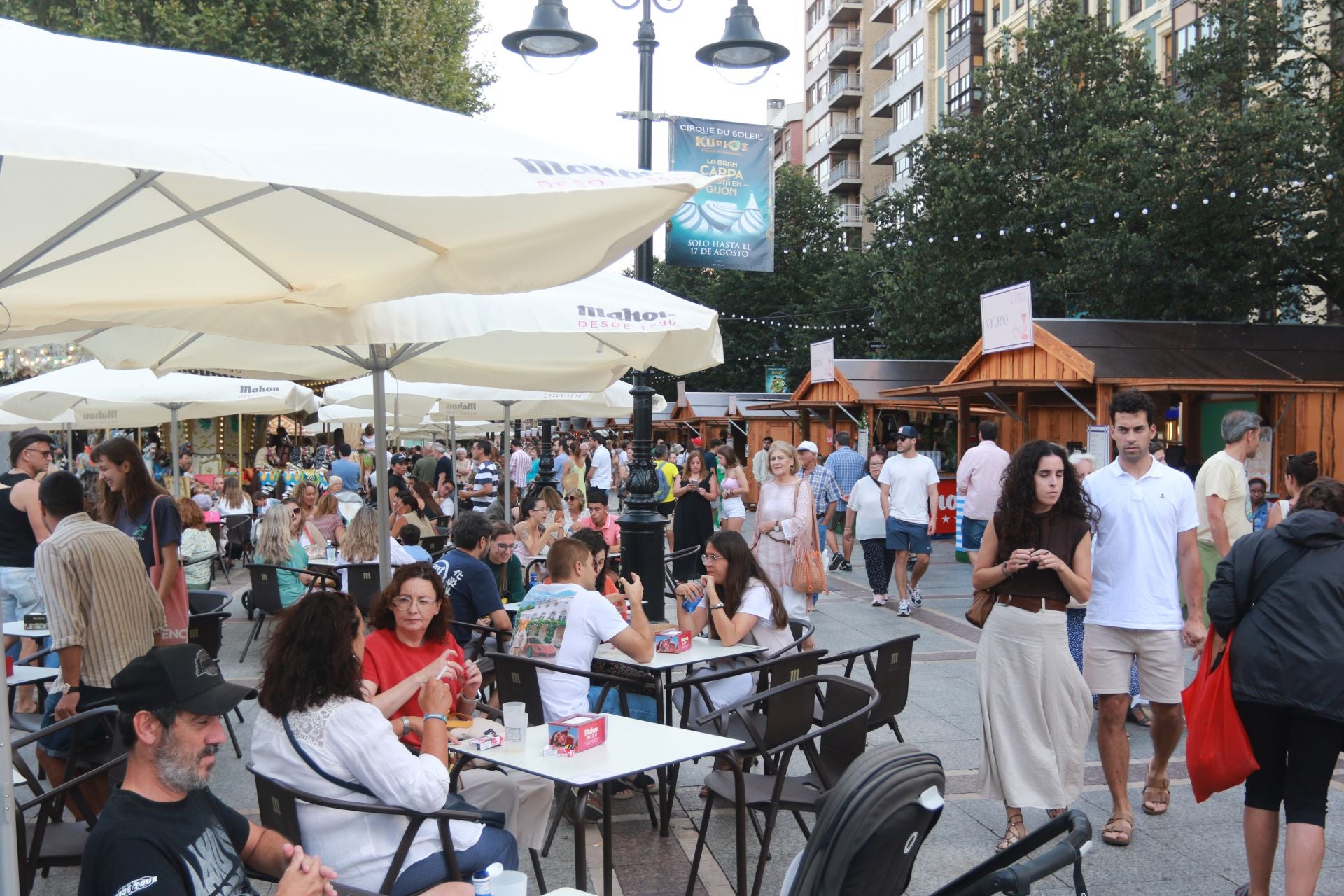 El Paseo Gastro de Gijón arranca con sus terrazas de Begoña y Cimavilla a tope