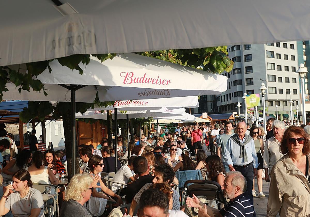 El Paseo Gastro de Gijón arranca con sus terrazas de Begoña y Cimavilla a tope