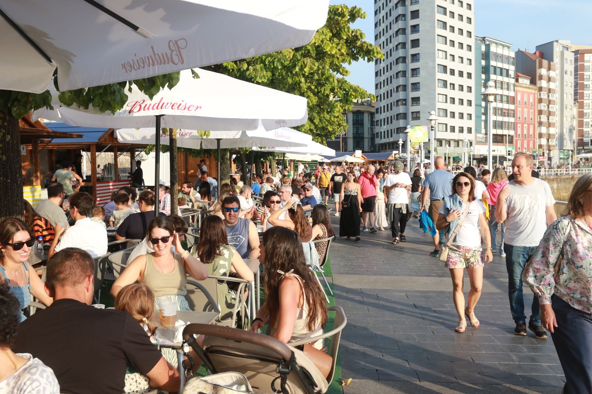 El Paseo Gastro de Gijón arranca con sus terrazas de Begoña y Cimavilla a tope