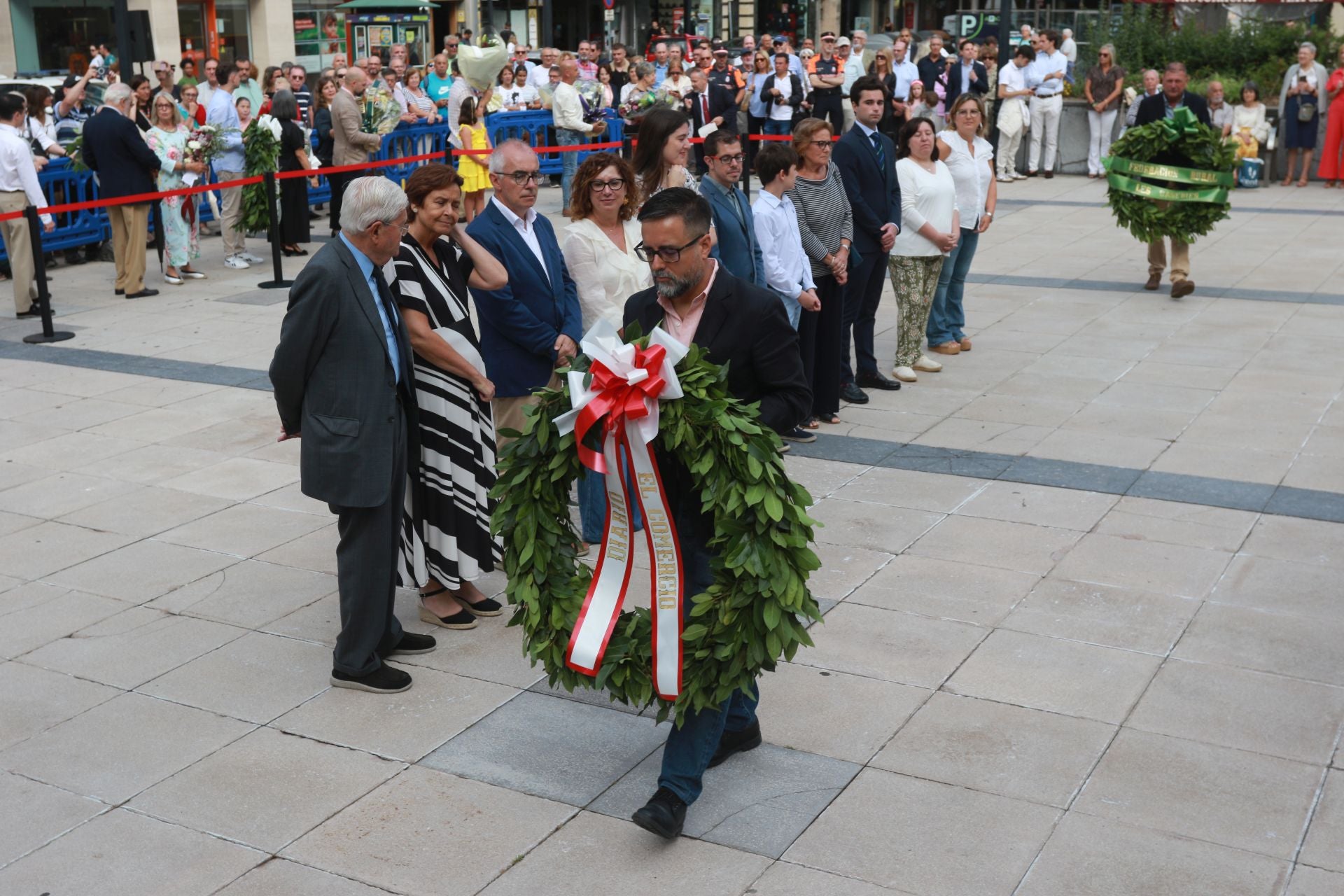Así ha sido la ofrenda floral a Jovellanos en Gijón