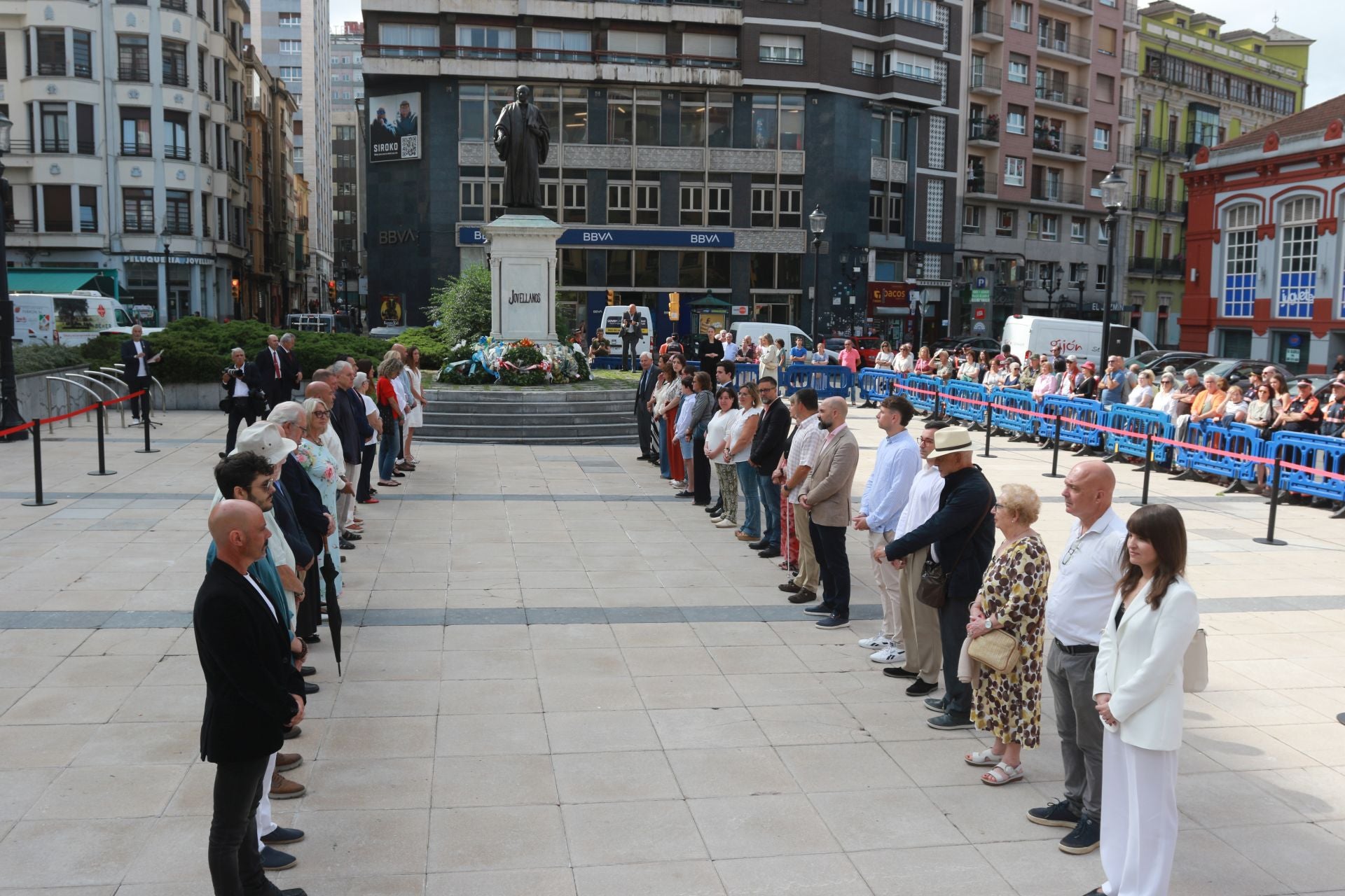 Así ha sido la ofrenda floral a Jovellanos en Gijón