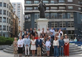 Homenaje y ofrenda floral a Jovellanos en la plaza del Seis de Agosto, en Gijón.