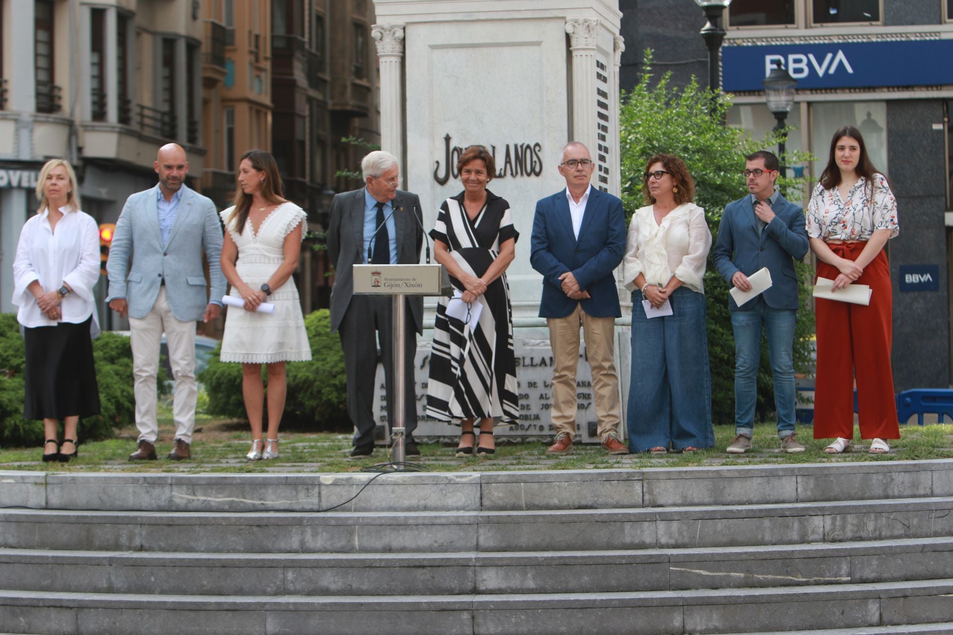Así ha sido la ofrenda floral a Jovellanos en Gijón