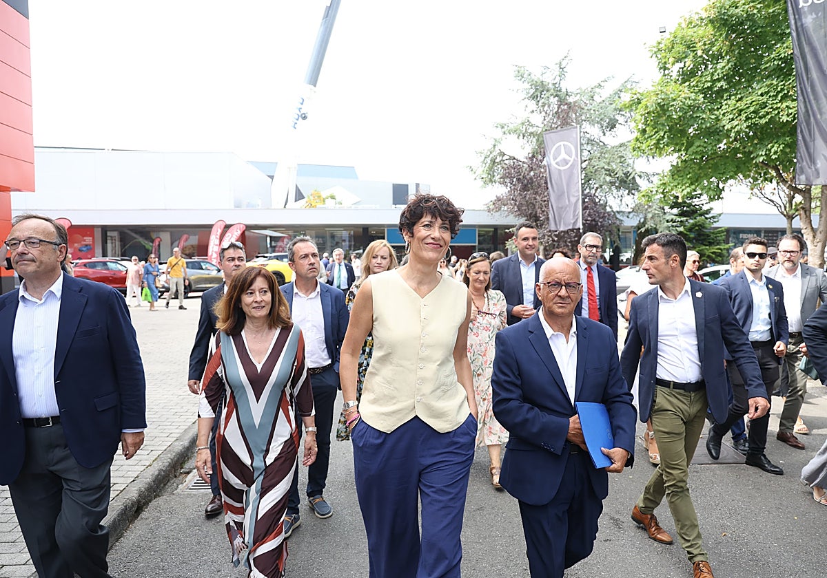 La ministra, Elma Saiz, a su llegada a la Fidma, flanqueada por Beatriz Coto y Joaquín Merchán.