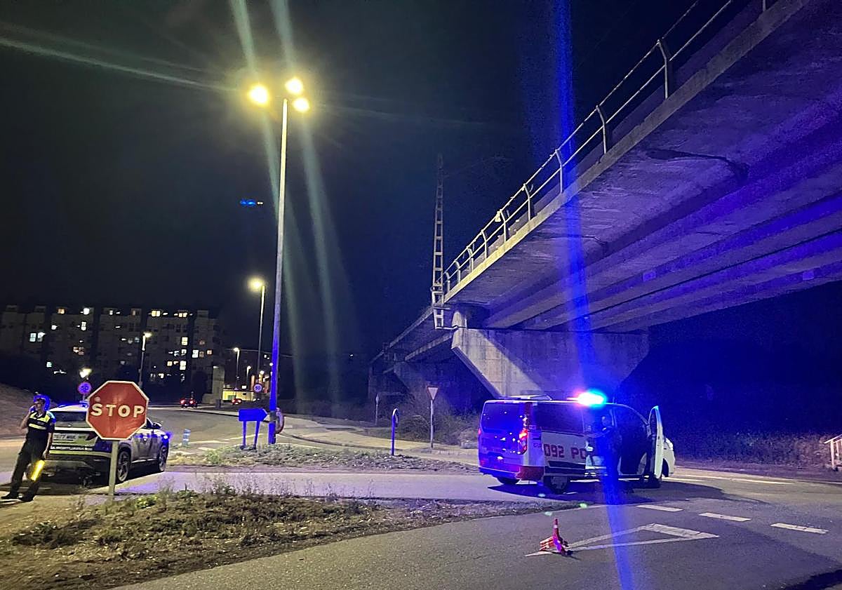 Imagen principal - Cortado el acceso por el puente de Eduardo Castro, en Gijón, tras la caída de cableado ferroviario