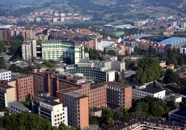 Los terrenos del viejo HUCA, con la Residencia Nuestra Señora de Covadonga en primer término.