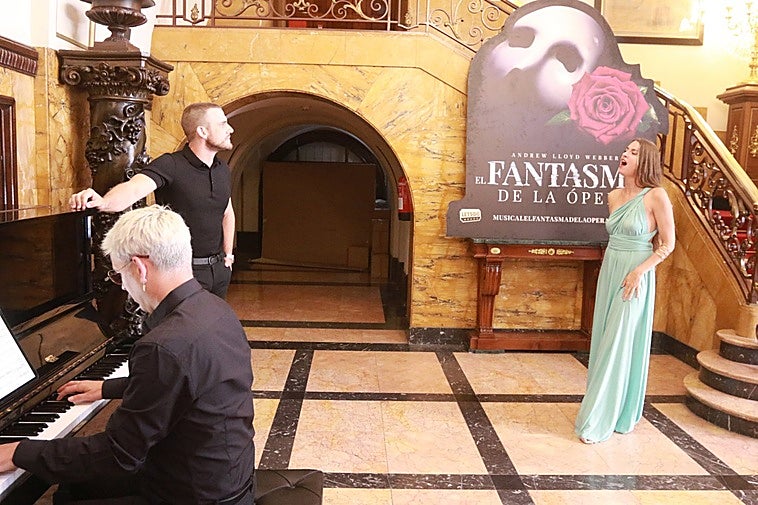 Manu Pilas y Ana San Martín, acompañados de Miquel Tejada al piano, en el hall del teatro gijonés.