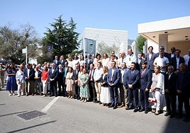 Día de Europa. Los eurodiputados Jonás Fernández y Susana Solís, en el centro, junto a Borja Sánchez, Guillermo Peláez y representantes de la Fade, Las tres Cámaras de Comercio de Asturias, la Unión de Comerciantes, políticos regionales y locales durante el izado de las banderas europeas.