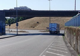 Puente sobre la avenida de Eduardo Castro, libre ya del cableado ferroviario que cortó el paso anoche.