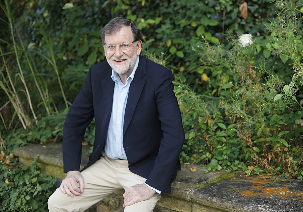 Mariano Rajoy posa en los jardines del Hotel Nh Palacio de Avilés antes de su charla con Benigno Pendás.