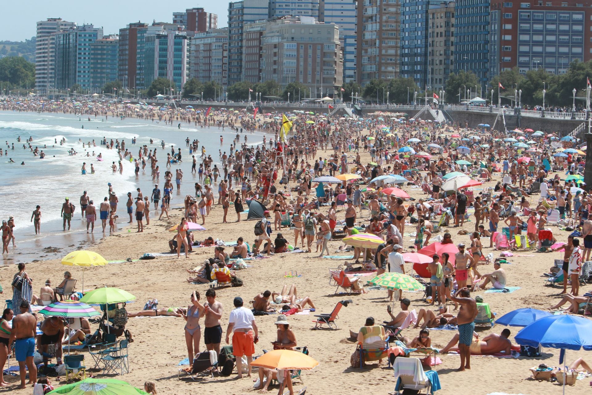 Playa y refrescos para paliar el calor en Asturias