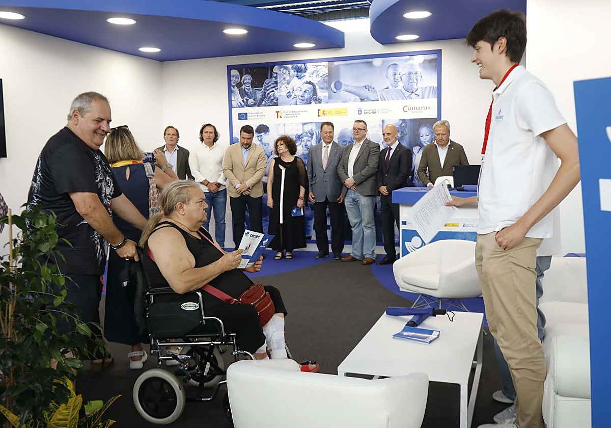 Una usuaria de silla de ruedas recibe información de Cecoec durante la visita de la consejera de Derechos Sociales y Bienestar, Marta del Arco.