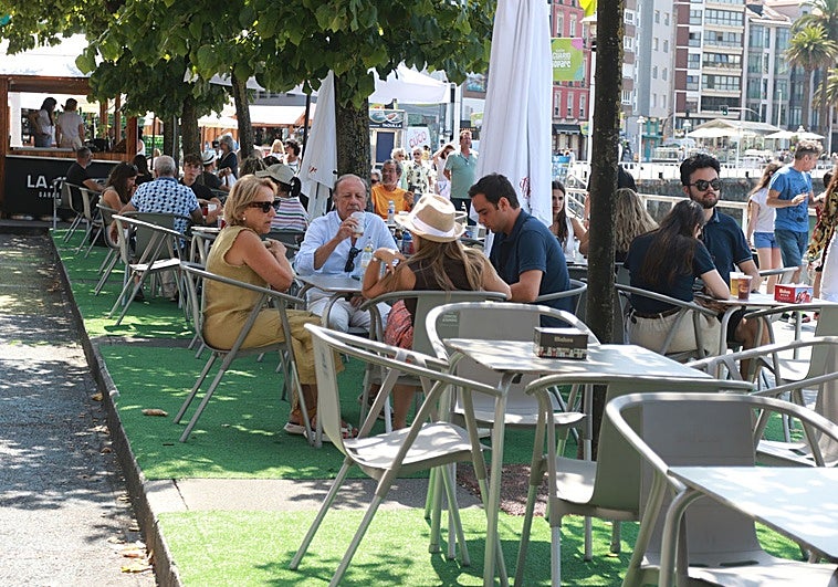 Ambiente, este mediodía, en la terraza del Paseo Gastro ubicada en la calle Claudio Alvargonzález.