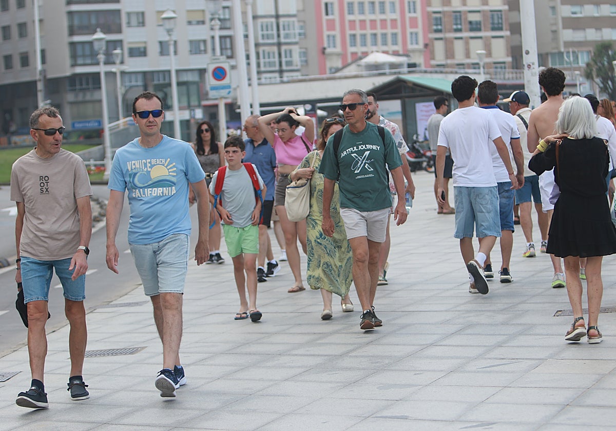 Gente paseando este verano por Gijón.