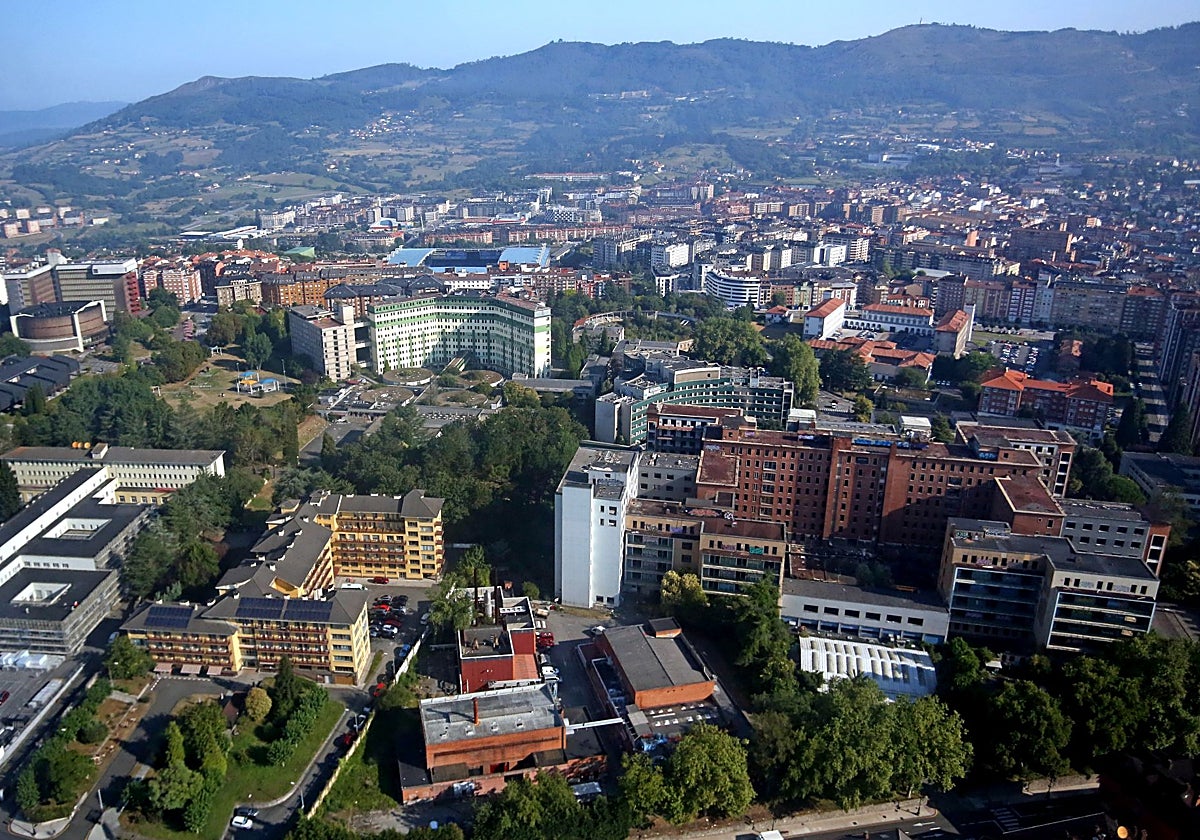 Los terrenos del antiguo HUCA, en El Cristo, con la Residencia Nuestra Señora de Covadonga, el edificio más grande del complejo, a la derecha.