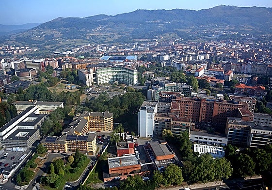 Los terrenos del antiguo HUCA, en El Cristo, con la Residencia Nuestra Señora de Covadonga, el edificio más grande del complejo, a la derecha.