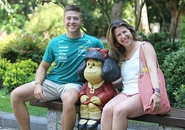 Los hermanos Álvaro y Cristina Carbonell, junto a Mafalda.