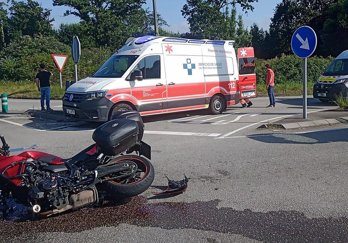 Estado de la moto tras el choque con un turismo en la N-632, en Venta de la Esperanza, Quintes