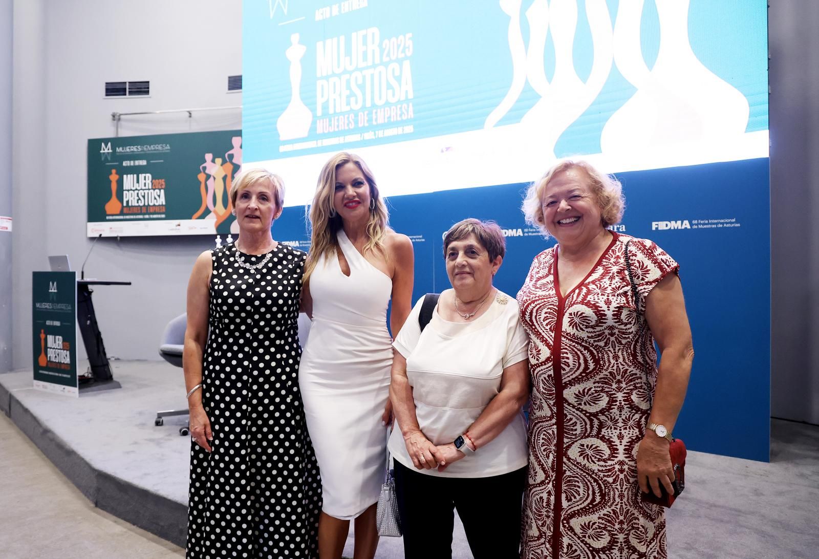 La presidenta de Mujeres de Empresa, Elvira Pérez, junto con Raquel Baeza, Teté Costales y Rosa Menéndez.