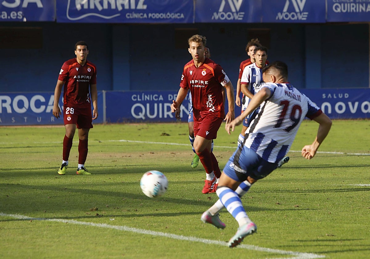 Natalio remata a gol el primer tanto anotado por el capitán del Real Avilés el miércoles ante la Cultural en el Suárez Puerta.
