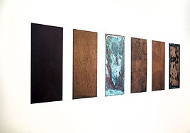 El paso del tiempo. El óxido de cobre 'pinta' las piezas de la artista.
