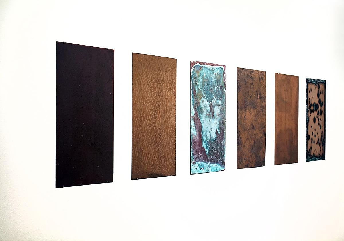 El paso del tiempo. El óxido de cobre 'pinta' las piezas de la artista.