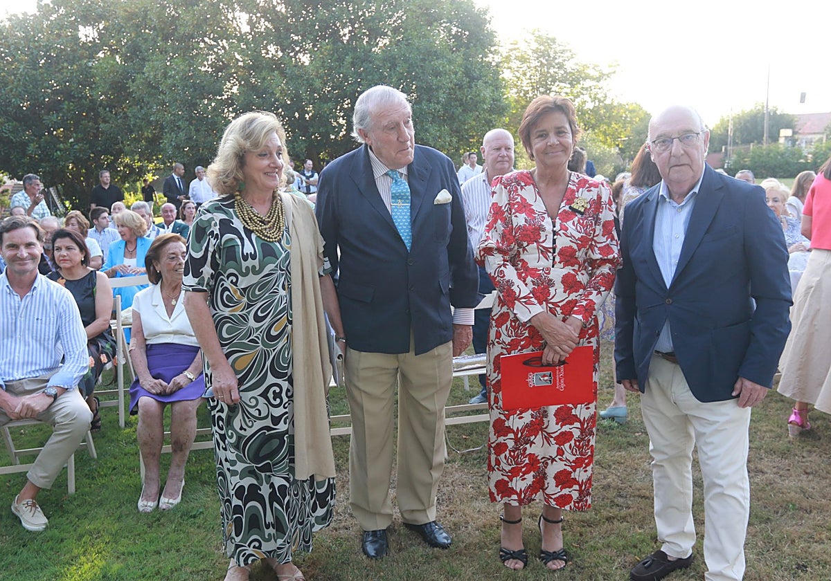 La presidenta de la peña taurina Miguel Ángel Perera, Maritina Medio; el pregonero, Diego García de la Peña; la alcaldesa, Carmen Moriyón, y José Antonio Miyar.